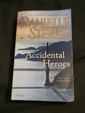 6/$12-  Danielle Steel Accidental Heroes Paperback Novel